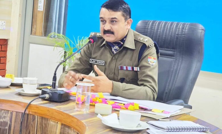 जनपद के सभी हिस्ट्रीशीटरो की गतिविधियों पर पुलिस की सख्त नज़र, 51 लापता हिस्ट्रीशीटरों की तलाश के लिए अभियान चलाने के एसएसपी देहरादून ने दिए निर्देश, जनपद के सभी हिस्ट्रीशीटरो की गतिविधियों पर पुलिस की सख्त नज़र, 51 लापता हिस्ट्रीशीटरों की तलाश के लिए अभियान चलाने के एसएसपी देहरादून ने दिए निर्देश,