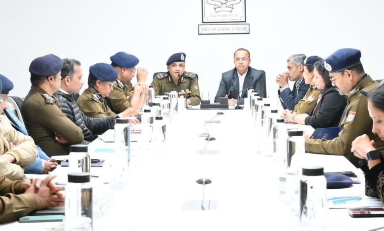 गृह सचिव ने ली पुलिस अधिकारियों के साथ बैठक। गृह सचिव ने ली पुलिस अधिकारियों के साथ बैठक।
