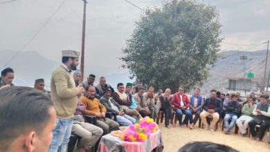 बाॅबी पंवार ने अपने इस सभी मुद्दों को समस्त ग्रामवासियों की खूमड़ी ( बैठक ) में रखा जिस पर समस्त ग्रामवासियों ने सहमति जताते हुए क्षेत्र में आगामी चुनाव हेतु संगठित होने का फैसला किया।