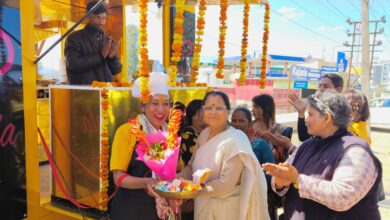 आज अदिति शर्मा “ट्रांसजेंडर” ने कारगी चौक के निकट प्रधानमंत्री रोजगार सृजन कार्यक्रम योजना का लाभ लेते हुए “निवाला प्यार का” नाम से फूड वैन का स्वरोजगार प्रारंभ किया है।