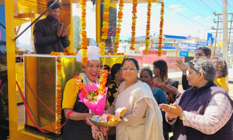 आज अदिति शर्मा “ट्रांसजेंडर” ने कारगी चौक के निकट प्रधानमंत्री रोजगार सृजन कार्यक्रम योजना का लाभ लेते हुए “निवाला प्यार का” नाम से फूड वैन का स्वरोजगार प्रारंभ किया है। आज अदिति शर्मा “ट्रांसजेंडर” ने कारगी चौक के निकट प्रधानमंत्री रोजगार सृजन कार्यक्रम योजना का लाभ लेते हुए “निवाला प्यार का” नाम से फूड वैन का स्वरोजगार प्रारंभ किया है।