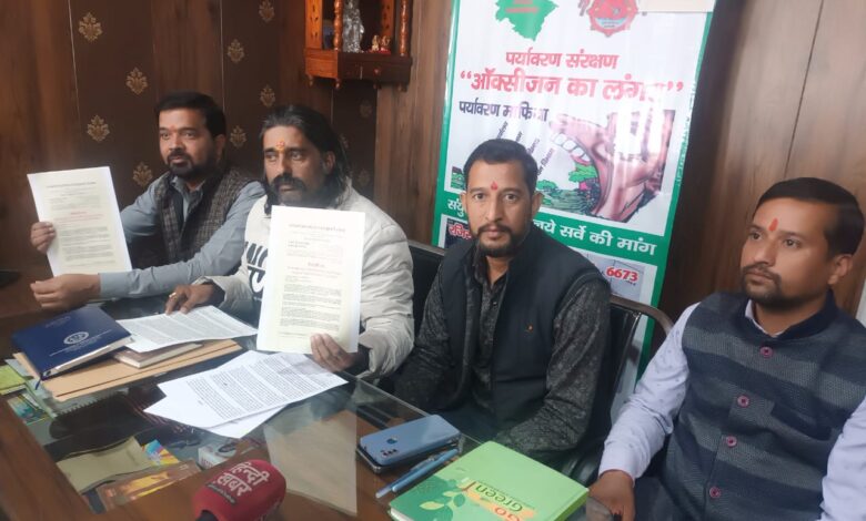 जो भी व्यक्ति इन माफियाओं को संरक्षण देगा वो व्यक्ति भी इस आंधी में रेत और बजरी की तरह ढह जाएगा । जो भी व्यक्ति इन माफियाओं को संरक्षण देगा वो व्यक्ति भी इस आंधी में रेत और बजरी की तरह ढह जाएगा ।