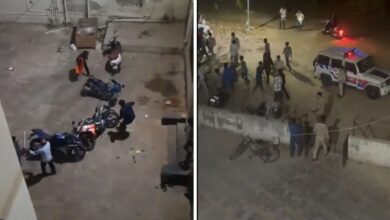 अहमदाबाद……गुजरात यूनिवर्सिटी में पढ़ने वाले विदेशी छात्रों के साथ मारपीट का मामला सामने आया है. इन छात्रों का आरोप है कि देर रात भगवा गमछा पहने कुछ लोग हॉस्टल परिसर में घुस आए. ये लोग धार्मिक नारे लगाते हुए वहां पथवार शुरू कर दी और उन लोगों पर हमला कर दिया