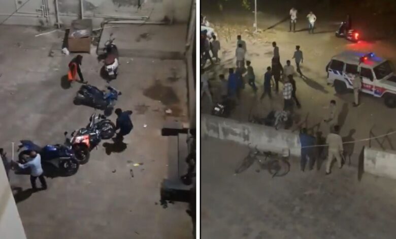 अहमदाबाद……गुजरात यूनिवर्सिटी में पढ़ने वाले विदेशी छात्रों के साथ मारपीट का मामला सामने आया है. इन छात्रों का आरोप है कि देर रात भगवा गमछा पहने कुछ लोग हॉस्टल परिसर में घुस आए. ये लोग धार्मिक नारे लगाते हुए वहां पथवार शुरू कर दी और उन लोगों पर हमला कर दिया अहमदाबाद……गुजरात यूनिवर्सिटी में पढ़ने वाले विदेशी छात्रों के साथ मारपीट का मामला सामने आया है. इन छात्रों का आरोप है कि देर रात भगवा गमछा पहने कुछ लोग हॉस्टल परिसर में घुस आए. ये लोग धार्मिक नारे लगाते हुए वहां पथवार शुरू कर दी और उन लोगों पर हमला कर दिया
