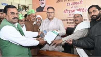 उत्तराखंड के कृषि मंत्री श्री गणेश जोशी जी* से 1 बजे दिन को मिलने का समय लिया गया और समस्त किसान एवं पदाधिकारी कृषि मंत्री गणेश जोशी जी के आवास में अपनी मांगों को लेकर मंत्री महोदय से मुलाकात की