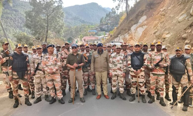 आगामी लोकसभा सामान्य निर्वाचन 2024 को शांतिपूर्वक सम्पन्न कराने व आम जनता को मतदान हेतु जागरूक करने के उद्देश्य से चमोली पुलिस, पैरामिलिट्री फोर्स व प्रशासन ने थाना थराली क्षेत्रान्तर्गत निकाला फ्लैग मार्च। आगामी लोकसभा सामान्य निर्वाचन 2024 को शांतिपूर्वक सम्पन्न कराने व आम जनता को मतदान हेतु जागरूक करने के उद्देश्य से चमोली पुलिस, पैरामिलिट्री फोर्स व प्रशासन ने थाना थराली क्षेत्रान्तर्गत निकाला फ्लैग मार्च।