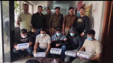 ऑनलाइन सट्टा के खिलाफ पुलिस ने बड़ी कार्रवाई की है पुलिस सट्टा किंग सहित पांच आरोपियों को गिरफ्तार किया है जिनके कब्जे से 15 लाख की नगदी, सट्टा गैजेट व 11 मोबाइल बरामद किया है एसपी सिटी हल्द्वानी प्रकाश चंद्र ने बताया