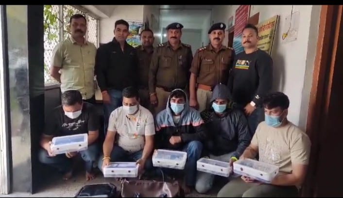 ऑनलाइन सट्टा के खिलाफ पुलिस ने बड़ी कार्रवाई की है पुलिस सट्टा किंग सहित पांच आरोपियों को गिरफ्तार किया है जिनके कब्जे से 15 लाख की नगदी, सट्टा गैजेट व 11 मोबाइल बरामद किया है एसपी सिटी हल्द्वानी प्रकाश चंद्र ने बताया ऑनलाइन सट्टा के खिलाफ पुलिस ने बड़ी कार्रवाई की है पुलिस सट्टा किंग सहित पांच आरोपियों को गिरफ्तार किया है जिनके कब्जे से 15 लाख की नगदी, सट्टा गैजेट व 11 मोबाइल बरामद किया है एसपी सिटी हल्द्वानी प्रकाश चंद्र ने बताया
