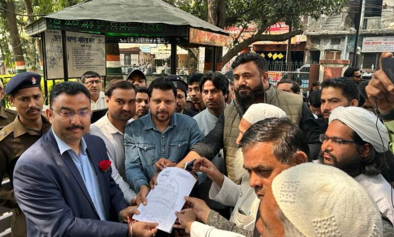 देहरादून:- मुस्लिम सेवा संगठन ने दिल्ली इंदरलोक इलाक़ा में नमाज़ियों को लात मारने की घटना को लेकर ज़िलाधिकारी के माध्यम से माननीय राष्ट्रपति के नाम सौंपा ज्ञापन: रिपोर्ट देहरादून:- मुस्लिम सेवा संगठन ने दिल्ली इंदरलोक इलाक़ा में नमाज़ियों को लात मारने की घटना को लेकर ज़िलाधिकारी के माध्यम से माननीय राष्ट्रपति के नाम सौंपा ज्ञापन: रिपोर्ट