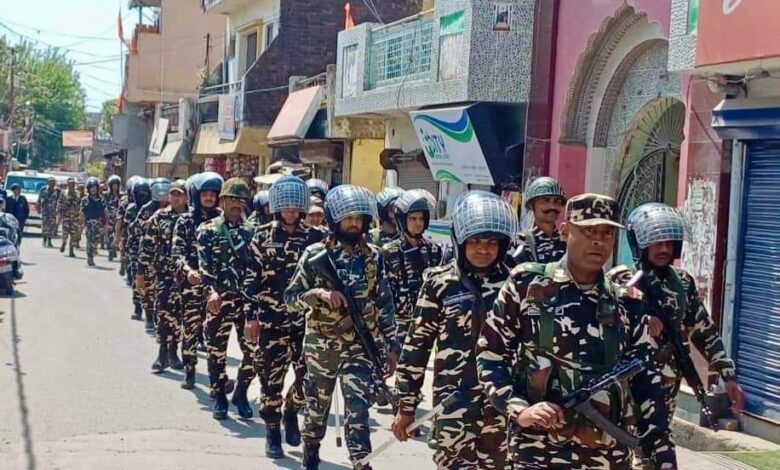 आगामी लोक सभा चुनाव के दृष्टिगत दून पुलिस द्वारा अर्द्धसैनिक बलों के साथ किया फ्लैग मार्च आगामी लोक सभा चुनाव के दृष्टिगत दून पुलिस द्वारा अर्द्धसैनिक बलों के साथ किया फ्लैग मार्च