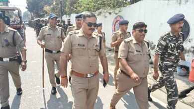 आगामी लोक सभा चुनाव के दृष्टिगत सवेंदनशील स्थानों पर दून पुलिस द्वारा अलग-अलग थाना क्षेत्रों के अन्तर्गत अर्धसैनिक बलों के साथ किया फ्लैग मार्च,