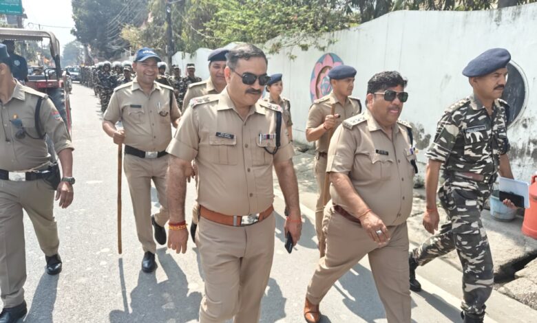 आगामी लोक सभा चुनाव के दृष्टिगत सवेंदनशील स्थानों पर दून पुलिस द्वारा अलग-अलग थाना क्षेत्रों के अन्तर्गत अर्धसैनिक बलों के साथ किया फ्लैग मार्च, आगामी लोक सभा चुनाव के दृष्टिगत सवेंदनशील स्थानों पर दून पुलिस द्वारा अलग-अलग थाना क्षेत्रों के अन्तर्गत अर्धसैनिक बलों के साथ किया फ्लैग मार्च,