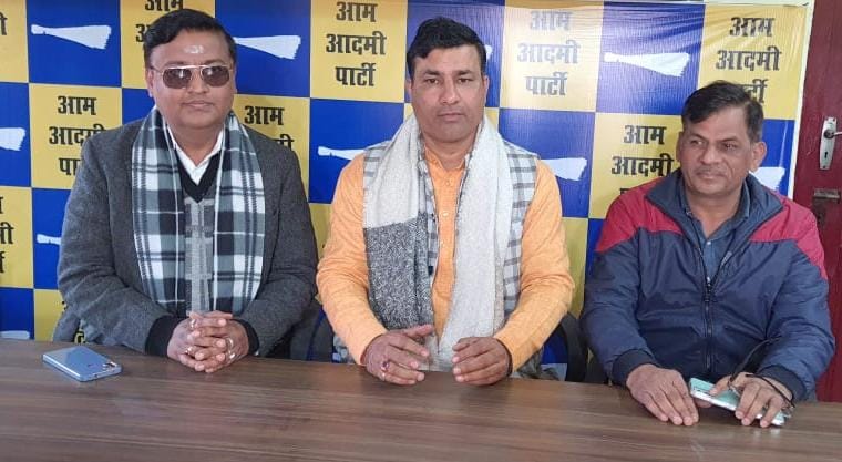 देहरादून। आज आप नेता एवं पूर्व राज्य मंत्री रविंद्र सिंह आनंद ने एक बयान जारी करते हुए कहा कि ई डी द्वारा अरविंद केजरीवाल को जो गिरफ्तार किया गया है बहुत दुर्भाग्यपूर्ण है, उन्होंने इसे लोकतंत्र की हत्या करार दिया । देहरादून। आज आप नेता एवं पूर्व राज्य मंत्री रविंद्र सिंह आनंद ने एक बयान जारी करते हुए कहा कि ई डी द्वारा अरविंद केजरीवाल को जो गिरफ्तार किया गया है बहुत दुर्भाग्यपूर्ण है, उन्होंने इसे लोकतंत्र की हत्या करार दिया ।