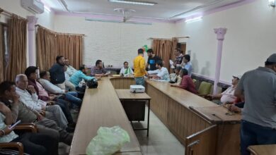 कृषि मंडी देहरादून में उत्तरकाशी के सेब के किसानों का पैसा व्यापारियों के पास लगभग पिछले 8 वर्षों से रुका हुआ था,
