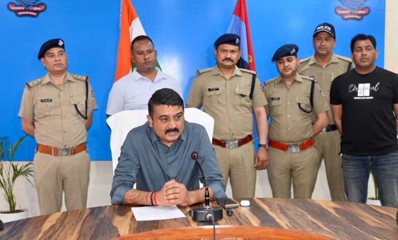 युवती के शव को सूटकेस के अन्दर बन्द कर आशारोडी से आगे सुनसान जंगल में लगाया था ठिकाने। पुलीस ने किया खुलासा, युवती के शव को सूटकेस के अन्दर बन्द कर आशारोडी से आगे सुनसान जंगल में लगाया था ठिकाने। पुलीस ने किया खुलासा,