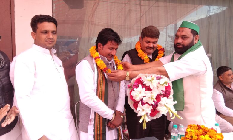 नवनियुक्त प्रदेश अध्यक्ष सनव्वर अली ने भी कार्यालय के उद्घाटन के मौक़े पर सबसे पहले राष्ट्रीय अध्यक्ष का धन्यवाद किया और मीडिया से बात करते हुए कहा कि जिस तरह से किसानों, व्यापारियों और मज़दूरों एवं शोषित वंचित जनमानस आज समाज में परेशान है। नवनियुक्त प्रदेश अध्यक्ष सनव्वर अली ने भी कार्यालय के उद्घाटन के मौक़े पर सबसे पहले राष्ट्रीय अध्यक्ष का धन्यवाद किया और मीडिया से बात करते हुए कहा कि जिस तरह से किसानों, व्यापारियों और मज़दूरों एवं शोषित वंचित जनमानस आज समाज में परेशान है।