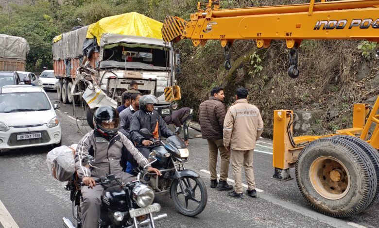 मोहण्ड के जंगल मे हुए भीषण हादसे की वजह से लगा लम्बा जाम मोहण्ड के जंगल मे हुए भीषण हादसे की वजह से लगा लम्बा जाम