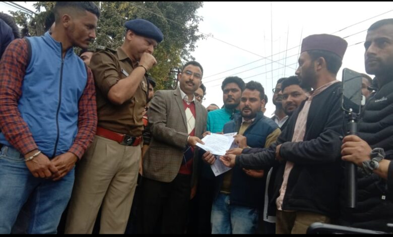 उत्तराखंड बेरोजगार संघ के अध्यक्ष बॉबी पंवार ने कहा कि यदि मंगलवार तक विज्ञापन जारी नही होते तो बुधवार को आयोग में तालाबंदी की जाएगी। उत्तराखंड बेरोजगार संघ के अध्यक्ष बॉबी पंवार ने कहा कि यदि मंगलवार तक विज्ञापन जारी नही होते तो बुधवार को आयोग में तालाबंदी की जाएगी।