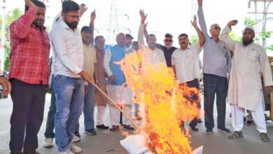 देहरादून-बिजली के बढ़ते दामों के विरोध में यूथ कांग्रेस ने किया पुतला दहन।