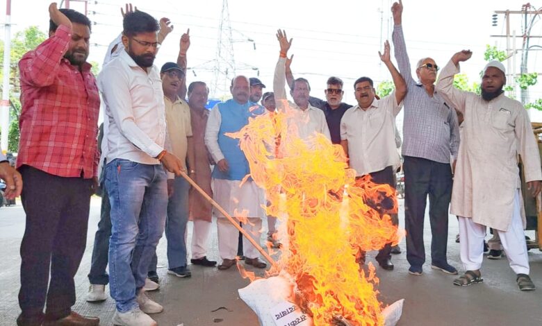 देहरादून-बिजली के बढ़ते दामों के विरोध में यूथ कांग्रेस ने किया पुतला दहन। देहरादून-बिजली के बढ़ते दामों के विरोध में यूथ कांग्रेस ने किया पुतला दहन।