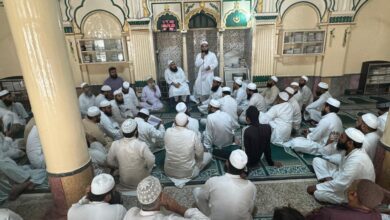 देहरादून। उत्तराखण्ड में मुस्लिम शिक्षण संस्थाओ व समाज के रीति-रिवाजो को निशाना बनाया जा रहा है, जो अनुचित है। यह बात बुधवार को जामा मस्जिद पलटन बाजार में आयोजित बैठक में शहर काजी मौलाना मुहम्मद अहमद कासमी ने कही