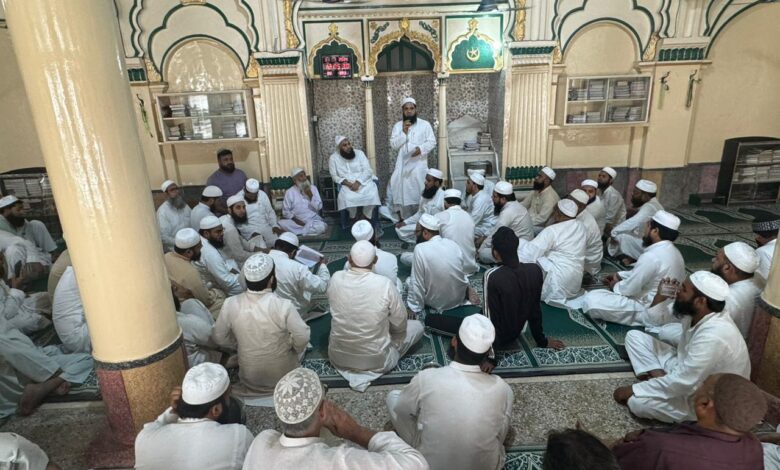देहरादून। उत्तराखण्ड में मुस्लिम शिक्षण संस्थाओ व समाज के रीति-रिवाजो को निशाना बनाया जा रहा है, जो अनुचित है। यह बात बुधवार को जामा मस्जिद पलटन बाजार में आयोजित बैठक में शहर काजी मौलाना मुहम्मद अहमद कासमी ने कही देहरादून। उत्तराखण्ड में मुस्लिम शिक्षण संस्थाओ व समाज के रीति-रिवाजो को निशाना बनाया जा रहा है, जो अनुचित है। यह बात बुधवार को जामा मस्जिद पलटन बाजार में आयोजित बैठक में शहर काजी मौलाना मुहम्मद अहमद कासमी ने कही