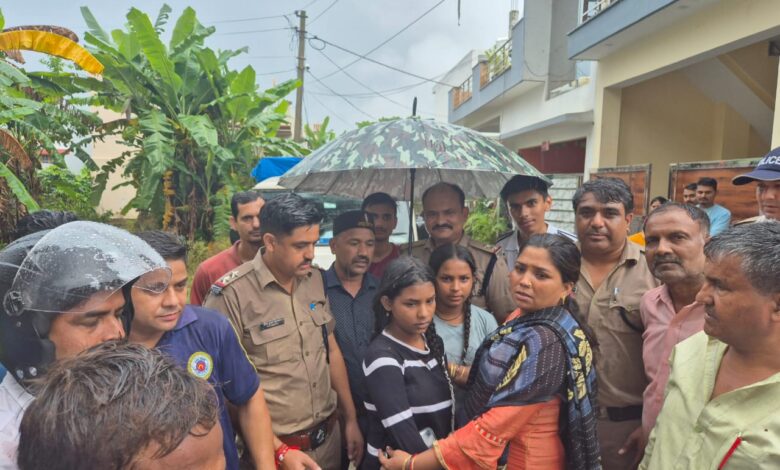 दून पुलिस नाले में बही बच्चियों के लिए बनी देवदूत, सकुशल किया बरामद दून पुलिस नाले में बही बच्चियों के लिए बनी देवदूत, सकुशल किया बरामद