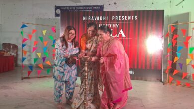 देहरादून: निरावधी ओर से आयोजित पोएट्री मेले में आज कवियों ने कविता पाठ कर माहौल कवितामय कर दिया। जहां एक और शौर्य, भक्ति, वीर आदि रसों में कविता पाठ किया गया वहीं हास्य कवियों ने भी खूब रंग जमाया।