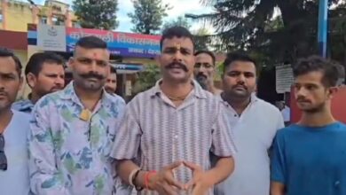 थाने के बाहर भड़काऊ भाषण देना पड़ा भारी पुलिस ने दर्ज किया मुकदमा