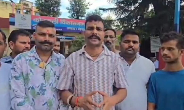 थाने के बाहर भड़काऊ भाषण देना पड़ा भारी पुलिस ने दर्ज किया मुकदमा थाने के बाहर भड़काऊ भाषण देना पड़ा भारी पुलिस ने दर्ज किया मुकदमा
