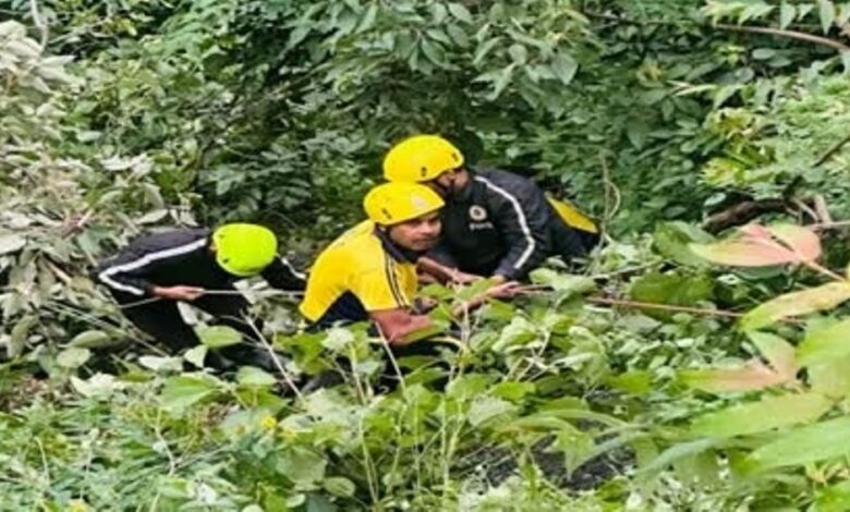 मसूरी-देहरादून मार्ग पर खाई में गिरी कार, दो की मौत, 4 घायल मसूरी-देहरादून मार्ग पर खाई में गिरी कार, दो की मौत, 4 घायल