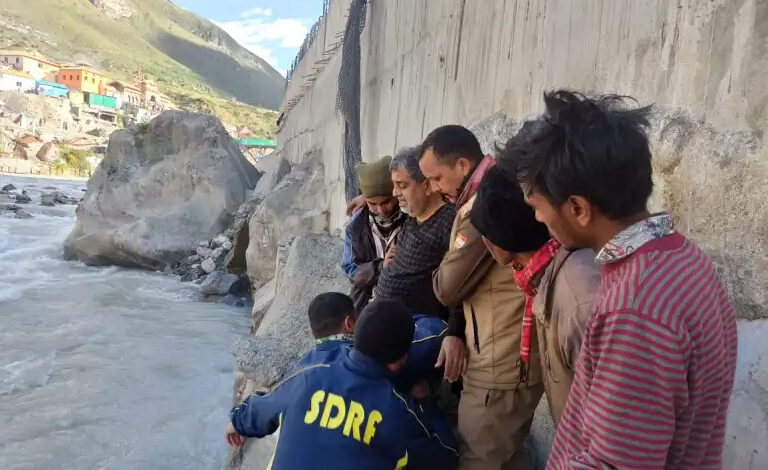 बद्रीनाथ में एनआरआई पिता-पुत्र अलकनंदा नदी में डूबे बद्रीनाथ में एनआरआई पिता-पुत्र अलकनंदा नदी में डूबे