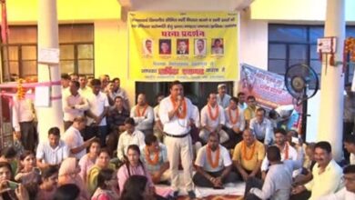 परीक्षा स्थगित होने के बाद भी शिक्षक संघ का अनशन जारी