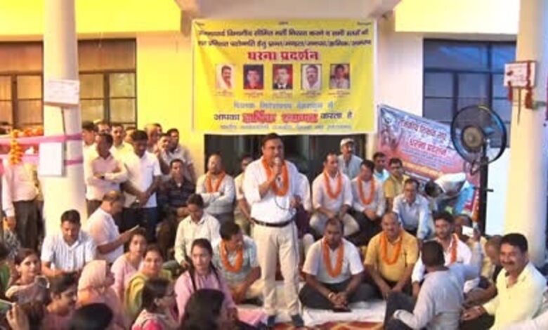 परीक्षा स्थगित होने के बाद भी शिक्षक संघ का अनशन जारी परीक्षा स्थगित होने के बाद भी शिक्षक संघ का अनशन जारी
