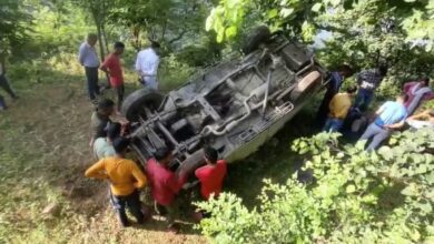 शिक्षकों को लेकर जा रहा वाहन खाई में गिरा, 12 घायल, एक गंभीर
