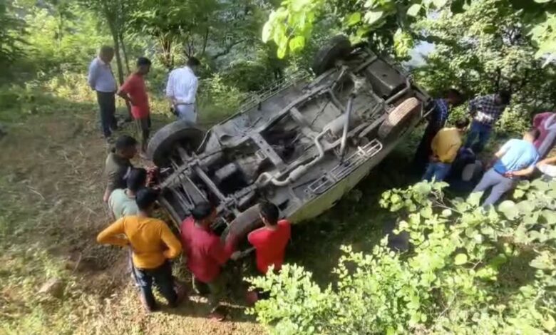 शिक्षकों को लेकर जा रहा वाहन खाई में गिरा, 12 घायल, एक गंभीर शिक्षकों को लेकर जा रहा वाहन खाई में गिरा, 12 घायल, एक गंभीर
