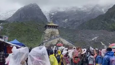 केदारनाथ की चोटियों पर हुई सीजन की पहली बर्फबारी
