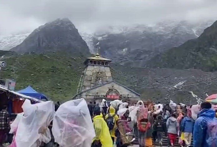 केदारनाथ की चोटियों पर हुई सीजन की पहली बर्फबारी केदारनाथ की चोटियों पर हुई सीजन की पहली बर्फबारी