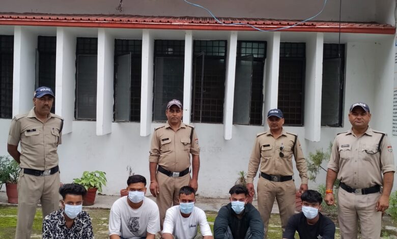युवक पर चाकू से जानलेवा हमला करने वाले 5 गिरफ्तार युवक पर चाकू से जानलेवा हमला करने वाले 5 गिरफ्तार