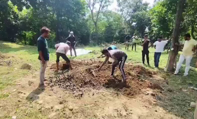 दून पुलिस ने कब्र से निकलवाया गर्भवती महिला का शव, पोस्टमार्टम से खुलेगा मौत का राज दून पुलिस ने कब्र से निकलवाया गर्भवती महिला का शव, पोस्टमार्टम से खुलेगा मौत का राज