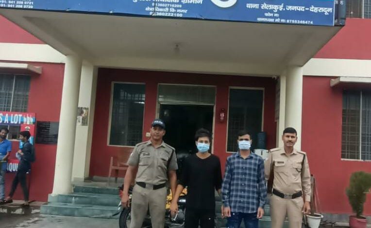 हत्या के मामले में फरार चल रहे दो आरोपियों को सेलाकुई पुलिस ने किया गिरफ्तार हत्या के मामले में फरार चल रहे दो आरोपियों को सेलाकुई पुलिस ने किया गिरफ्तार