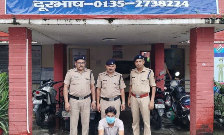 जमीन की धोखाधड़ी में फरार 5 हजार के इनामी को राजपुर पुलिस ने दबोचा जमीन की धोखाधड़ी में फरार 5 हजार के इनामी को राजपुर पुलिस ने दबोचा