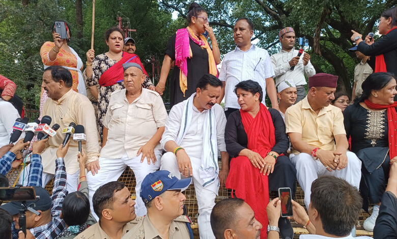 महिला उत्पीड़न को लेकर कांग्रेसियों का सीएम आवास कूच महिला उत्पीड़न को लेकर कांग्रेसियों का सीएम आवास कूच