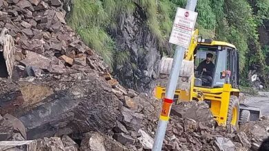 चट्टान टूटने से हाईवे पर आया भारी मलबा