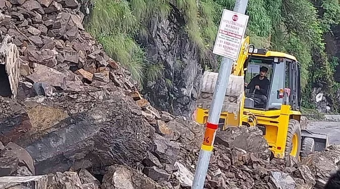 चट्टान टूटने से हाईवे पर आया भारी मलबा चट्टान टूटने से हाईवे पर आया भारी मलबा
