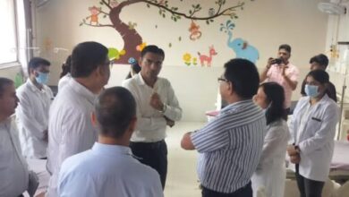 डीएम सविन बंसल ने आम नागरिक की भांति लाइन में लगकर बनवाया ओपडी पर्चा