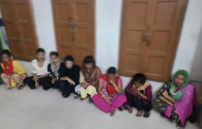 सार्वजनिक स्थल पर अश्लील हरकतें करने वाली आठ महिलाएं गिरफ्तार सार्वजनिक स्थल पर अश्लील हरकतें करने वाली आठ महिलाएं गिरफ्तार