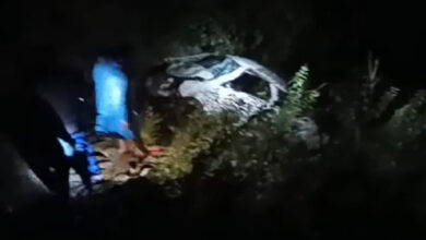सड़क घंसने से कार खाई में गिरी, तीन की मौत दो घायल