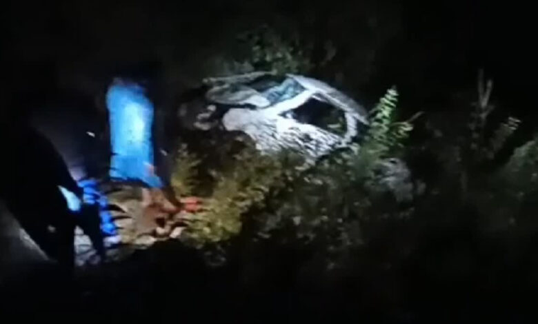 सड़क घंसने से कार खाई में गिरी, तीन की मौत दो घायल सड़क घंसने से कार खाई में गिरी, तीन की मौत दो घायल