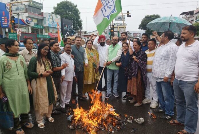 राहुल को मारने की धमकी के खिलाफ कांग्रेसियों ने किया प्रदर्शन राहुल को मारने की धमकी के खिलाफ कांग्रेसियों ने किया प्रदर्शन